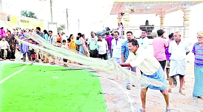 ఆకట్టుకున్న మత్స్యకారులకు విసుర వల పోటీలు 