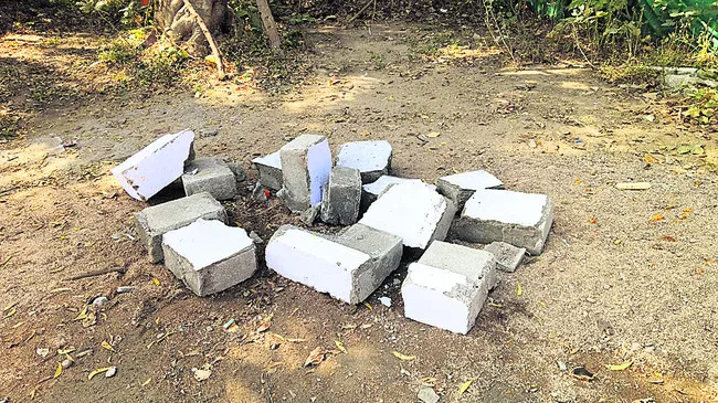 శిలాఫలకం ధ్వంసం  చేసిన వ్యక్తిపై కేసు