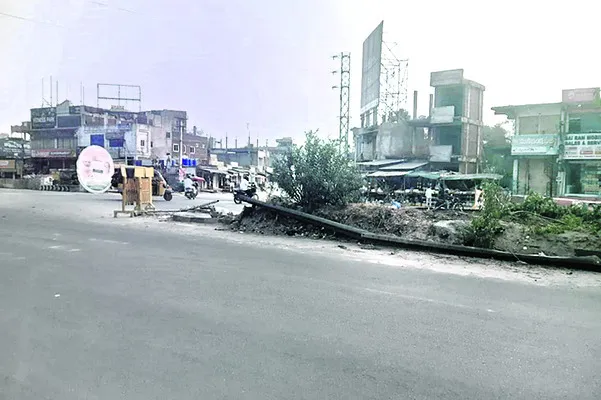 డివైడర్‌ను దాటొచ్చి కారును ఢీకొన్న లారీ