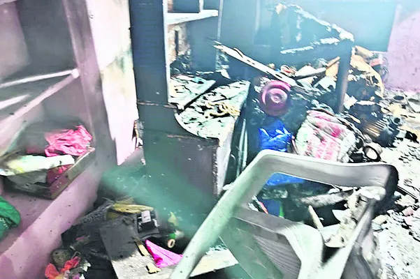 దొంగతనం చేశాడని.. చెట్టుకు కట్టేసి చిత్రహింసలు