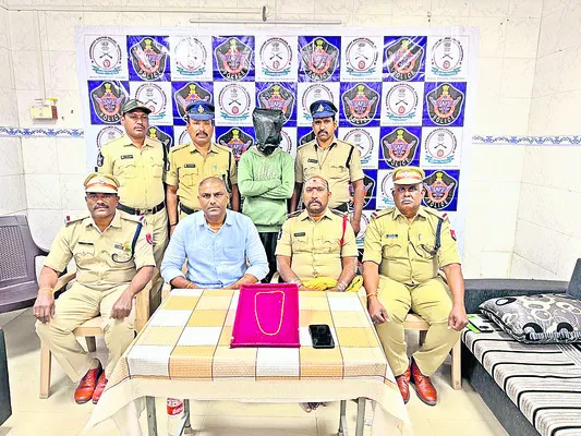 దొంగ అరెస్ట్‌ 
