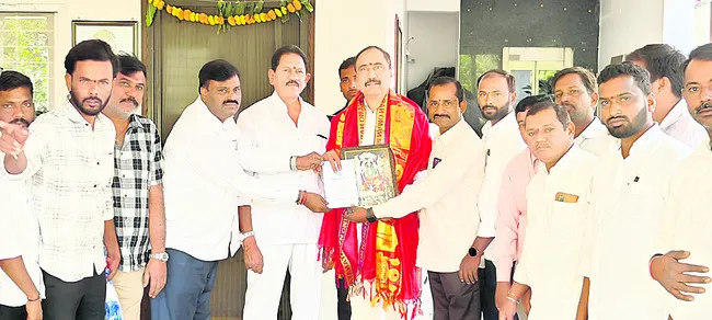 జాతర ఆహ్వాన పత్రిక   అందజేత