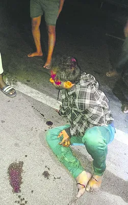 బైక్‌ను ఢీ కొట్టిన కారు 