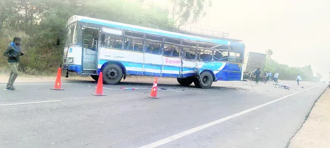 బస్సు, బైక్‌ను ఢీకొన్న లారీ: ఒకరి దుర్మరణ ం 