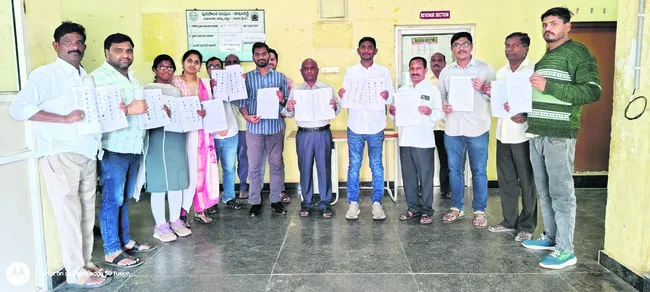 ప్రతీ కేంద్రంలో సుమారు 650 మంది ఓటర్లు