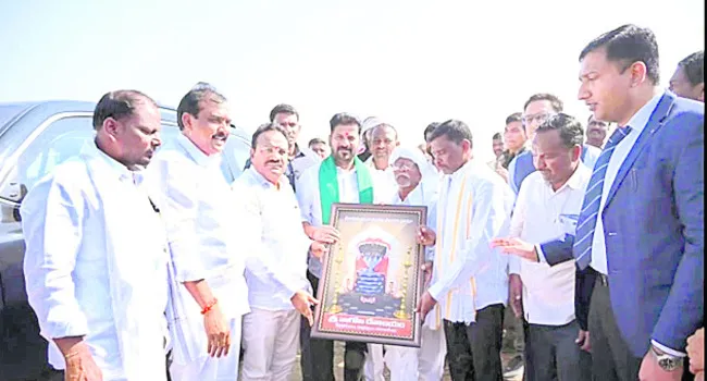 ‘నాగోబా’కు సీఎంను  ఆహ్వానించిన ‘మెస్రం’
