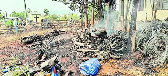 ట్రాఫిక్‌ పోలీస్‌స్టేషన్‌ ఆవరణలో మంటలు 