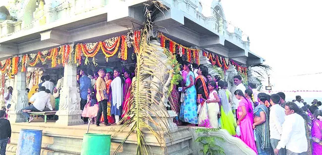 లింగగిరి జాతరకు పోటెత్తిన భక్తజనం