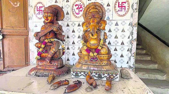 ఉపాధ్యాయుడిపై చర్యలు తీసుకోవాలి 