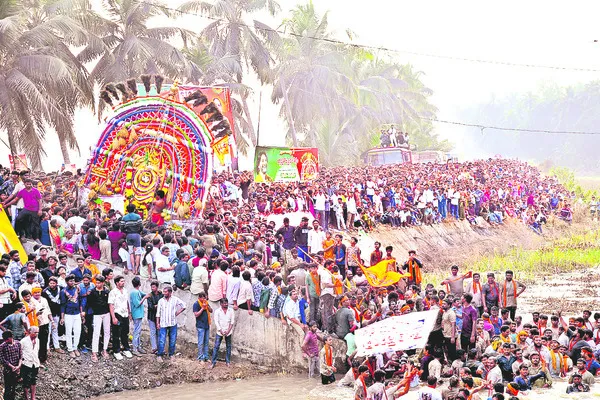 జగన్నతోటలో  భక్తుల ఆపసోపాలు 
