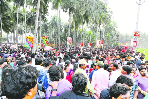 జగన్నతోటలో  భక్తుల ఆపసోపాలు 
