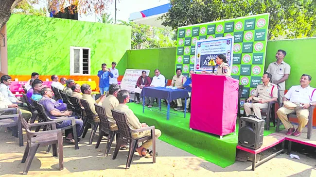 ట్రాఫిక్‌ నిబంధనలు పాటించాలి