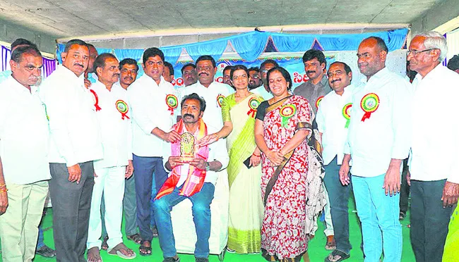 ఆదర్శ పాలన అందించాలి