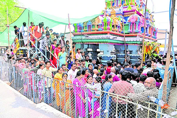 దుర్గమ్మ సన్నిధిలో సంక్రాంతి రద్దీ 