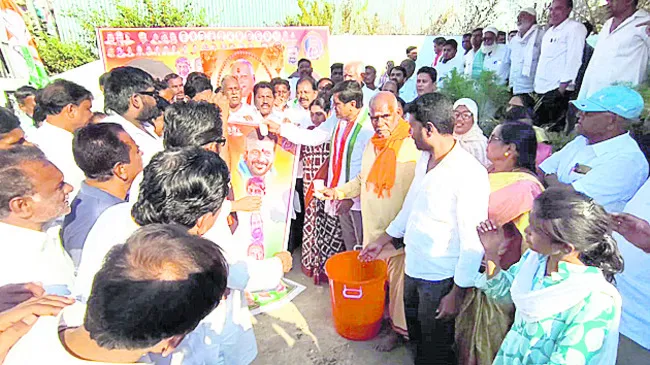 సీఎం చిత్రపటానికి క్షీరాభిషేకం