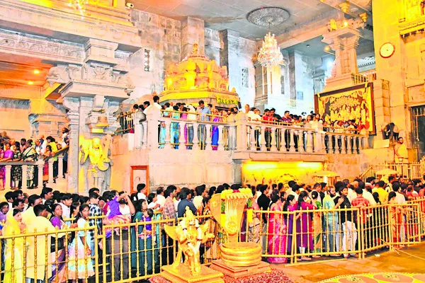 యాదగిరి క్షేత్రంలో భక్తుల రద్దీ