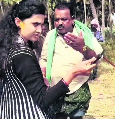 సీఎం ఇలాకాలో  మహిళా ఉద్యోగినికి దూషణలు 