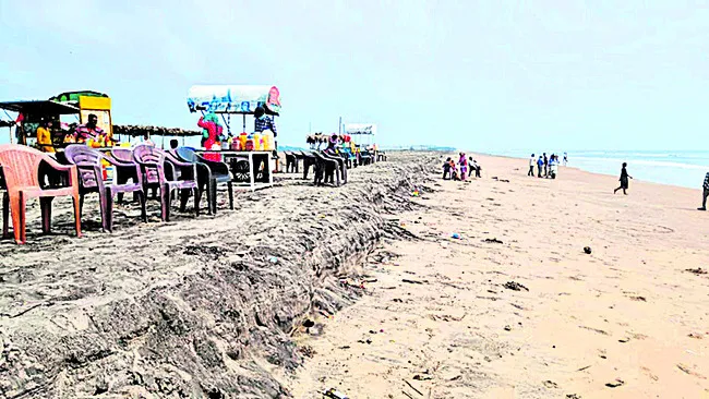 తీరం పొడవునా భారీ కోత  