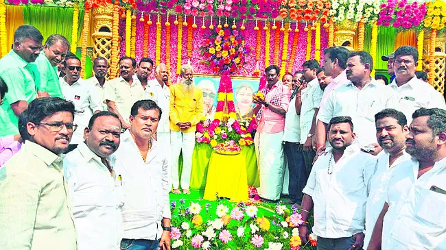 ఎంజీఆర్‌కు ఘన నివాళి 