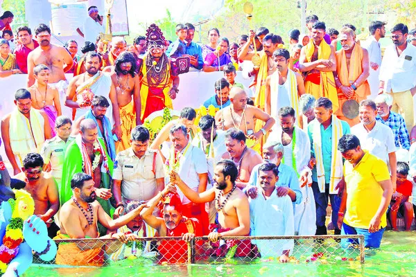 వైభవంగా త్రిశూల స్నానం