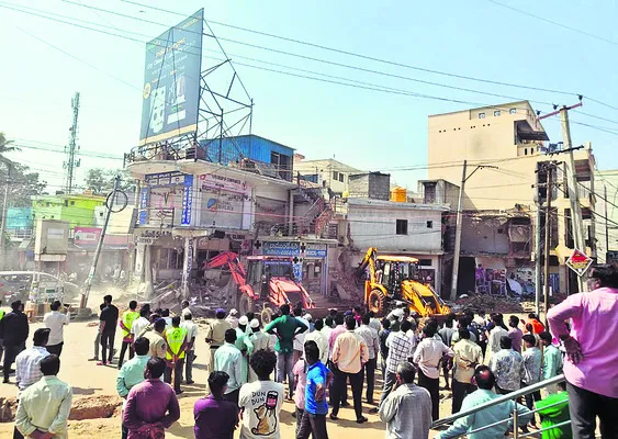 పోలీసు బందోబస్తు నడుమ భవనాల కూల్చివేత 