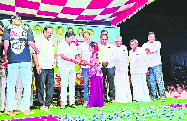 రాష్ట్రంలో కొనసాగుతున్న రెడ్‌బుక్‌ రాజ్యాంగం 