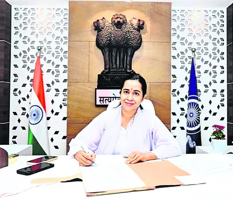 జేసీగా నిధి మీనా  బాధ్యతల స్వీకరణ 