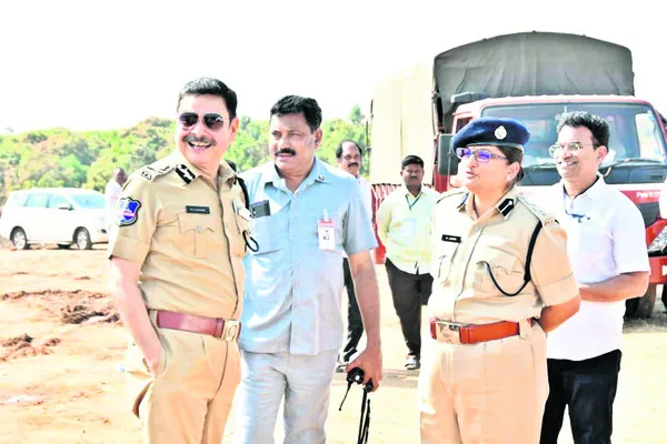 భారీ భద్రత మధ్య సీఎం పర్యటన 