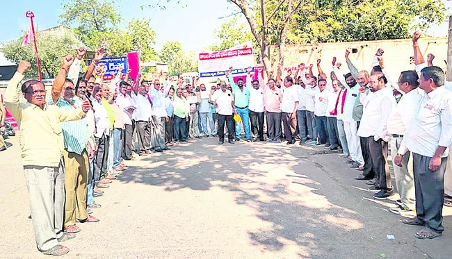 రిటైర్డ్‌ ఉద్యోగులకు బకాయిలు చెల్లించాలి 