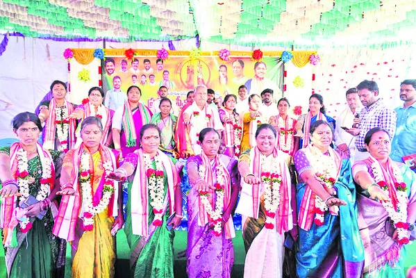 భక్తులకు అందుబాటులో ఉండాలి