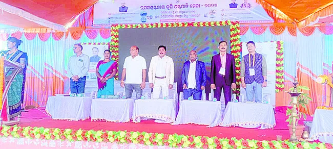 రైతులకు పరికరాల పంపిణీ 