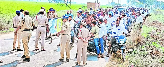 ఆధార్‌ చెల్లదు..వెనక్కి పోండి 