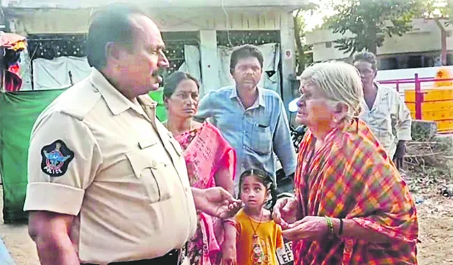 లిఫ్ట్‌ ఇచ్చి.... లూటీ చేశాడు 
