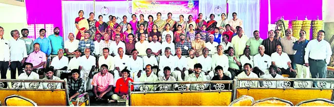 మేకలవారి ఇంట.. ఉద్యోగాల పంట