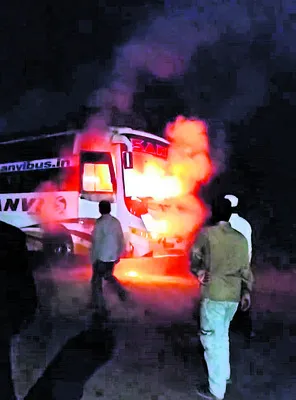 ● వేగంగా వెళ్తున్న ప్రైవేటు ట్రావెల్‌ బస్సులో మంటలు ● ఆ