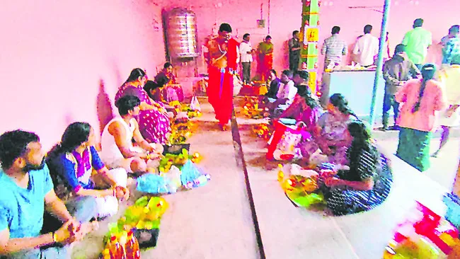 శనైశ్చరునికి ప్రత్యేక తైలాభిషేకాలు 