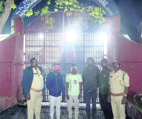 వేట ఆగేదెట్లా?