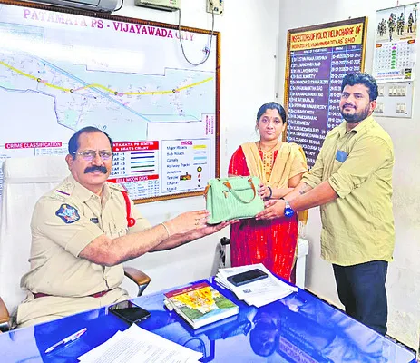 ఆటో డ్రైవర్‌ నిజాయతీ 