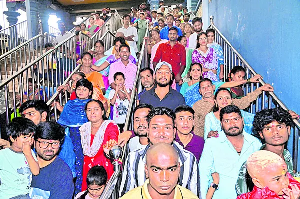 దుర్గమ్మ సన్నిధిలో కొనసాగుతున్న సంక్రాంతి రద్దీ 