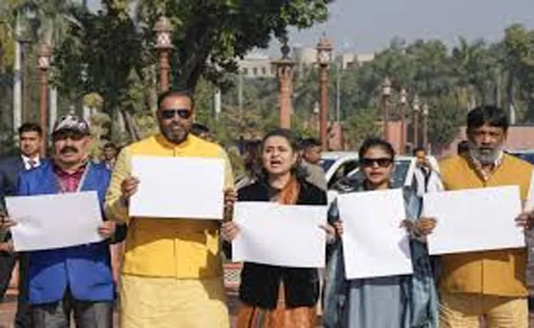 కేంద్రం ఇచ్చిన నిధులపై దమ్ముంటే శ్వేతపత్రం 