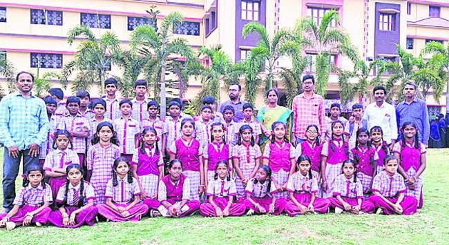 ప్రభుత్వ విద్యార్థులకు కార్పొరేట్‌ లుక్‌