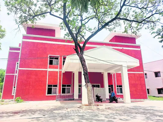 నిర్మాణాలకు ‘చంద్ర’ గ్రహణం 
