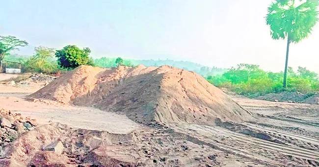 టిప్పర్‌ ఇసుక రూ.లక్షల్లో... 
