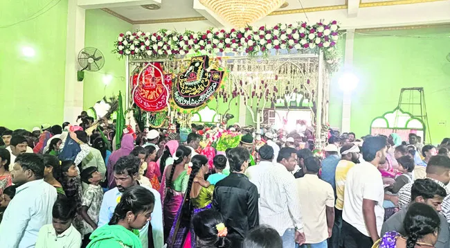 ఉర్సులో జనసందోహం 