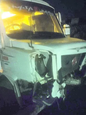 కాలువలోకి దూసుకెళ్లిన టెంపో ట్రావెలర్‌ 