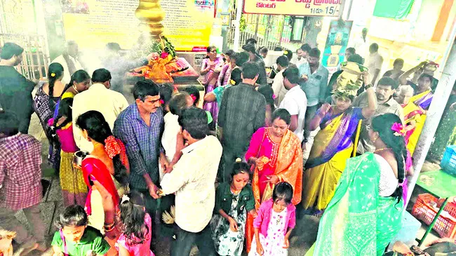 సుబ్బారాయుడిని  దర్శించుకున్న భక్తులు 
