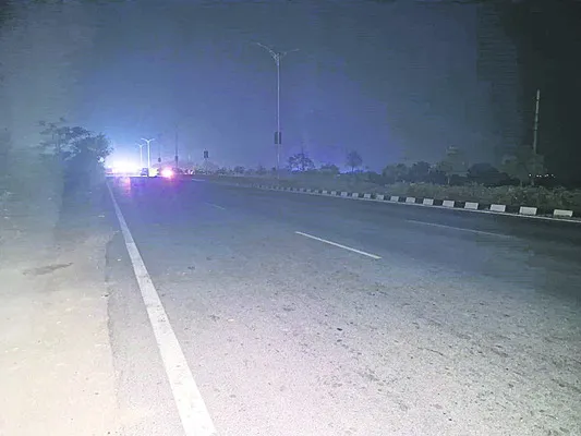 హంగులేనా.. వెలుగులేవీ ?