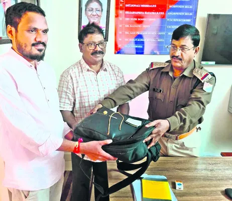 ప్లాట్‌ఫాంపై మర్చిపోయిన బ్యాగ్‌ అప్పగింత 