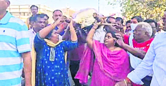 స్వగ్రామానికి చేరిన మృతదేహాలు