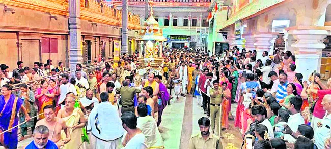 నయన మనోహరం.. రజిత రథోత్సవం